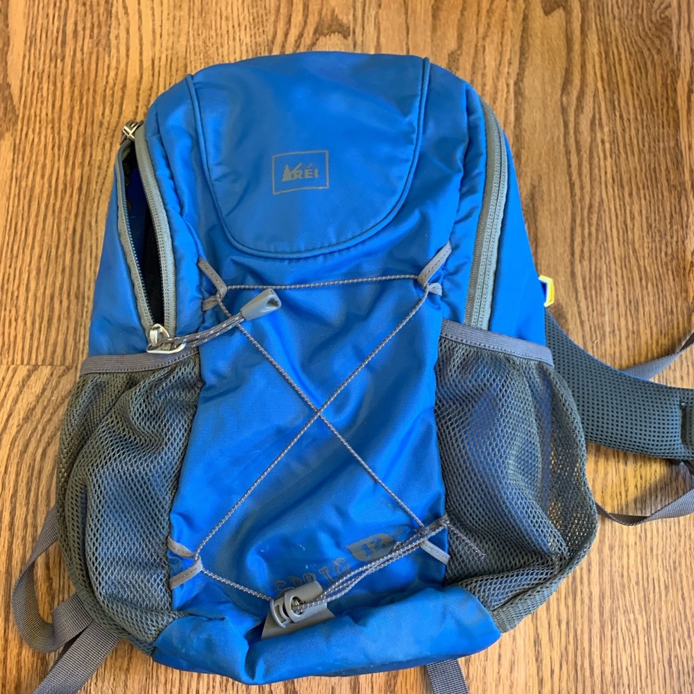 REI Sprig 12 kids hiking backpack w/ water bladder